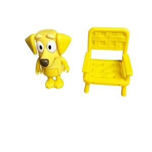 Bluey Lucky Golden Retriever 2.5" Poseable Figure with Yellow Chair Moose Toys